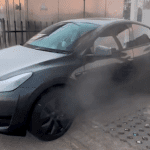 特斯拉Model Y充电冒白气