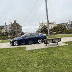 离奇！特斯拉深夜 “闯入” 公园中央​