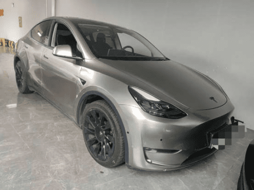 银色特斯拉Model Y长续航全轮驱动版