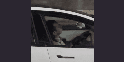 特斯拉司机高速路“睡觉”引热议