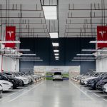 特斯拉上海交付中心整齐停放的新车