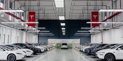特斯拉上海交付中心整齐停放的新车