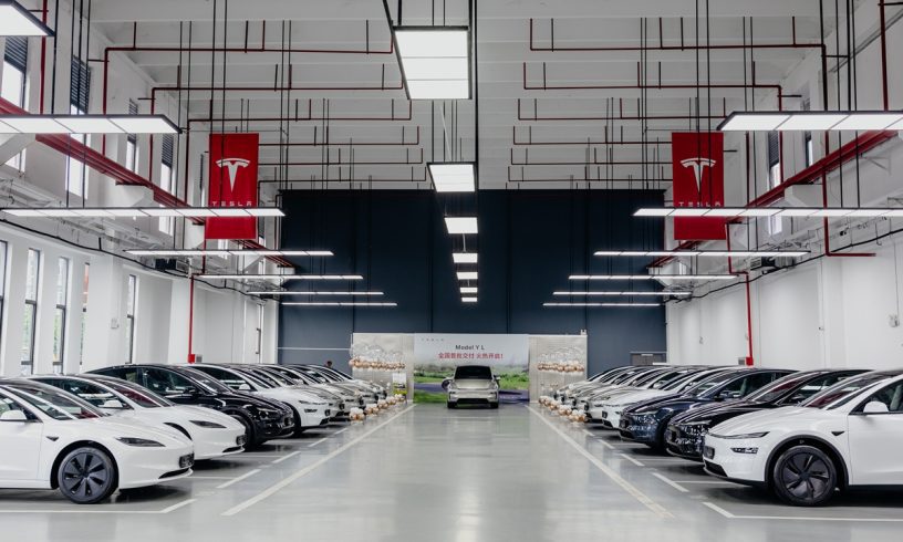 特斯拉上海交付中心整齐停放的新车