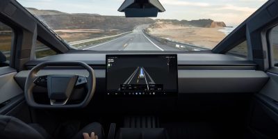 特斯拉FSD驾驶辅助界面公路视角