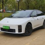 理想i6白色纯电轿车