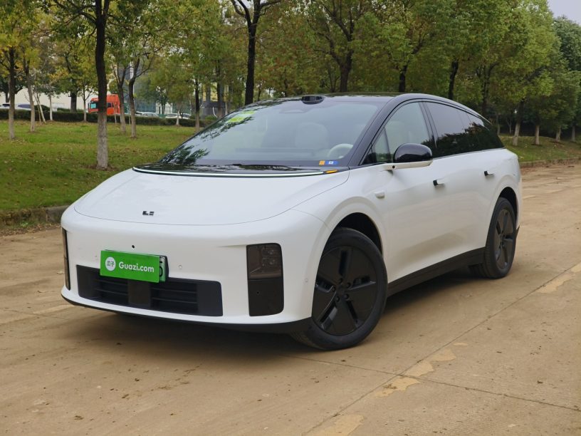 理想i6白色纯电轿车