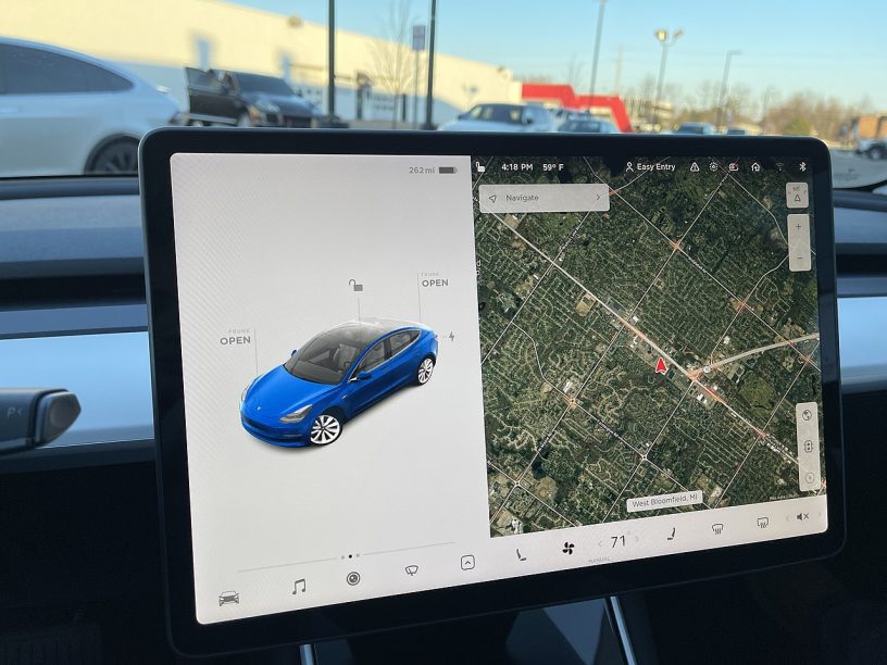 特斯拉Model 3中控大屏FSD界面