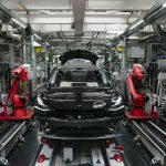 特斯拉弗里蒙特工厂Model 3装配线机械臂作业
