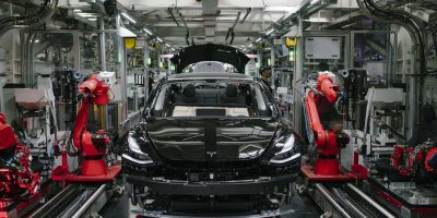 特斯拉弗里蒙特工厂Model 3装配线机械臂作业