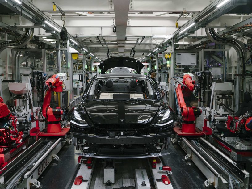 特斯拉弗里蒙特工厂Model 3装配线机械臂作业